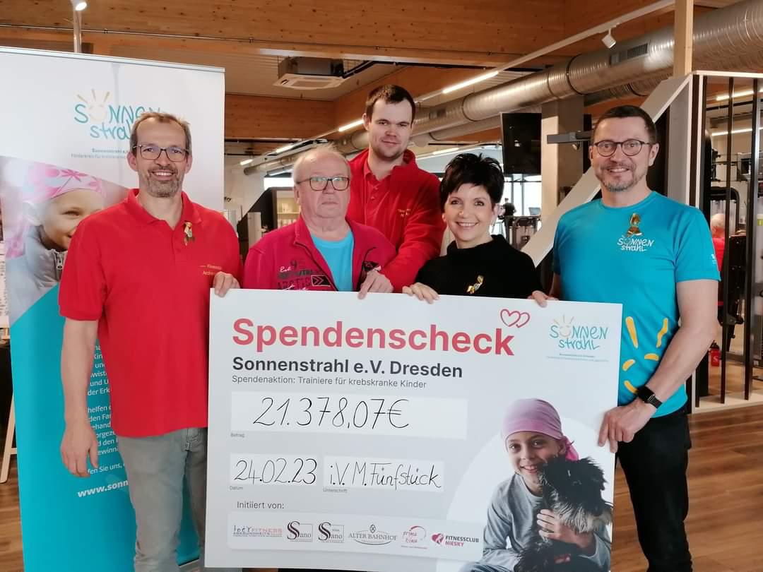 ubergabe_spende_sonnenstrahl